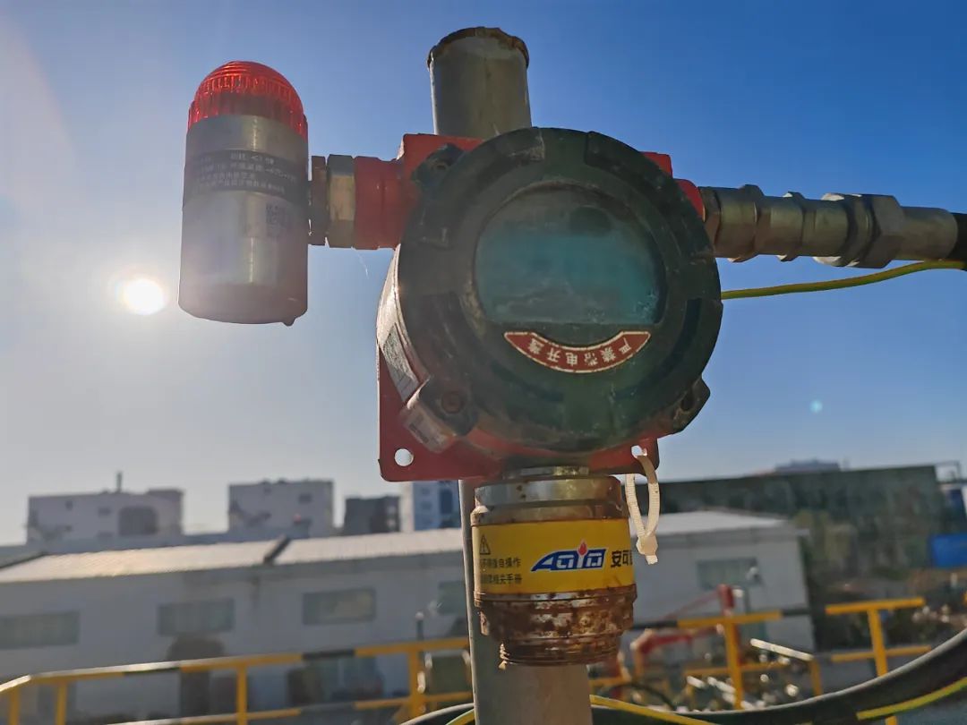 【隱患整改中的那些錯(cuò)】戴著保護(hù)膜上崗的氣體探測器(圖1)